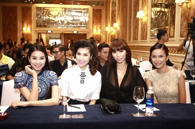 Tổ[-]chức[-]“Đêm[-]Gala[-]Hoa[-]hậu”[-]tại[-]TP[-]HCM